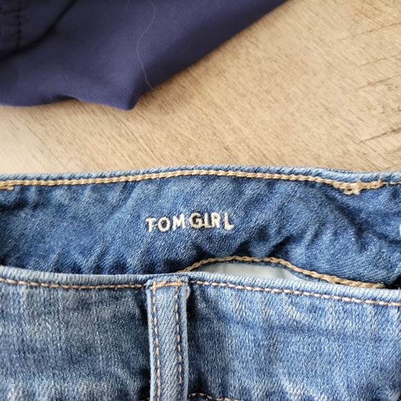 American Eagle Tom Girl Distressed Jeans Sz 2 Short - Picture 4 of 5